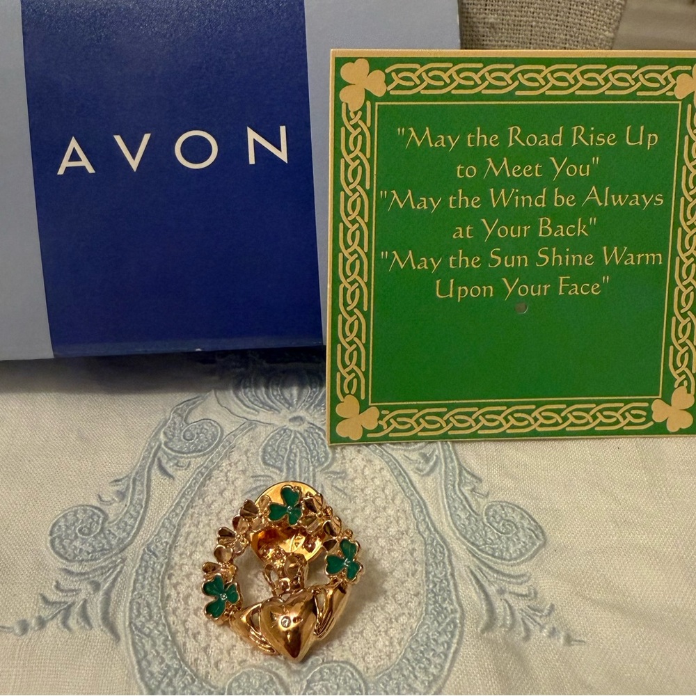 Vintage Avon Claddagh Pin